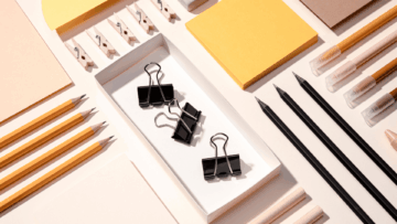 papelería minimalista: lápices, clips y notas ordenadas