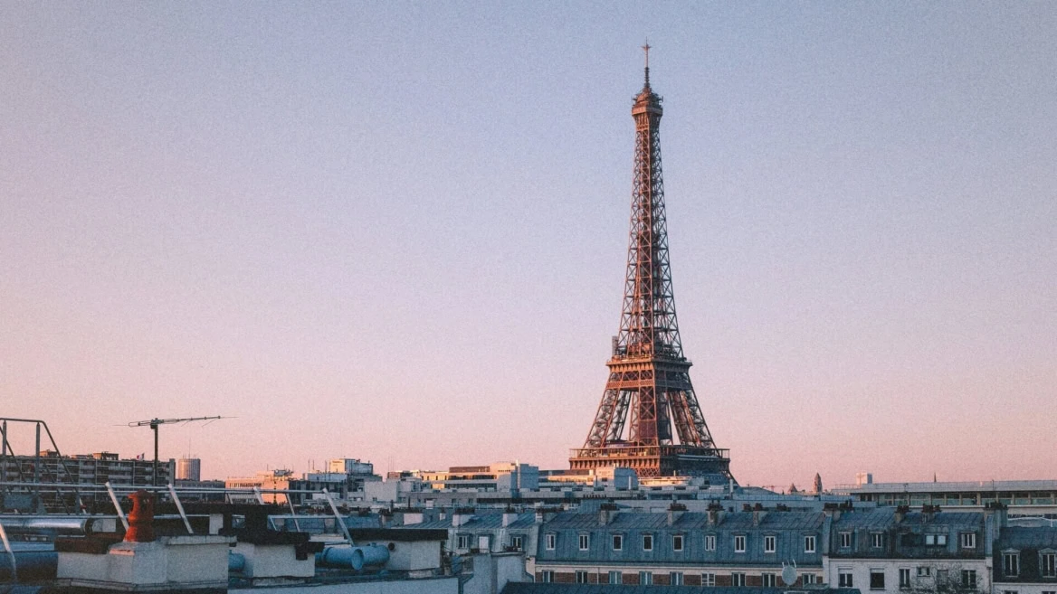 tour eiffel et toits parisiens au crépuscule
