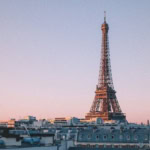tour eiffel et toits parisiens au crépuscule