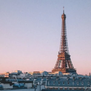 tour eiffel et toits parisiens au crépuscule