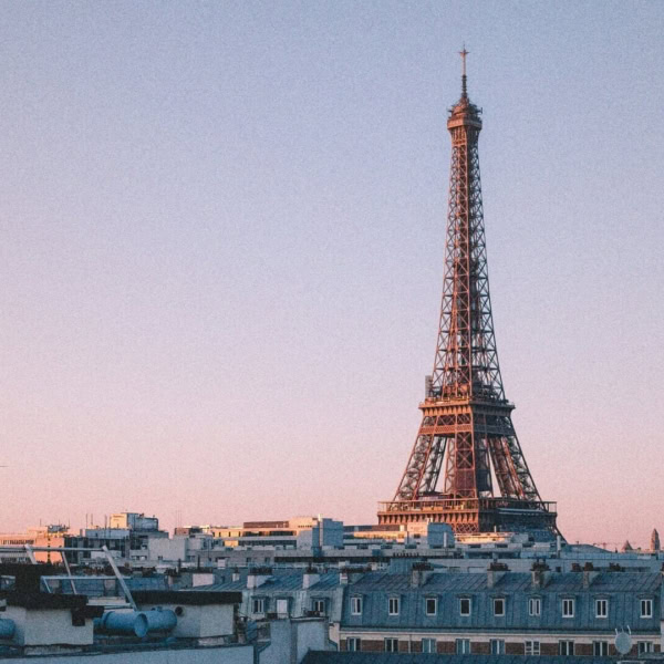 tour eiffel et toits parisiens au crépuscule