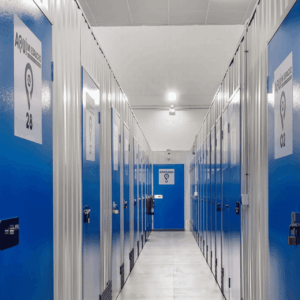 pasillo de trasteros con puertas azules y candados