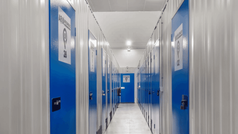 pasillo de trasteros con puertas azules y candados