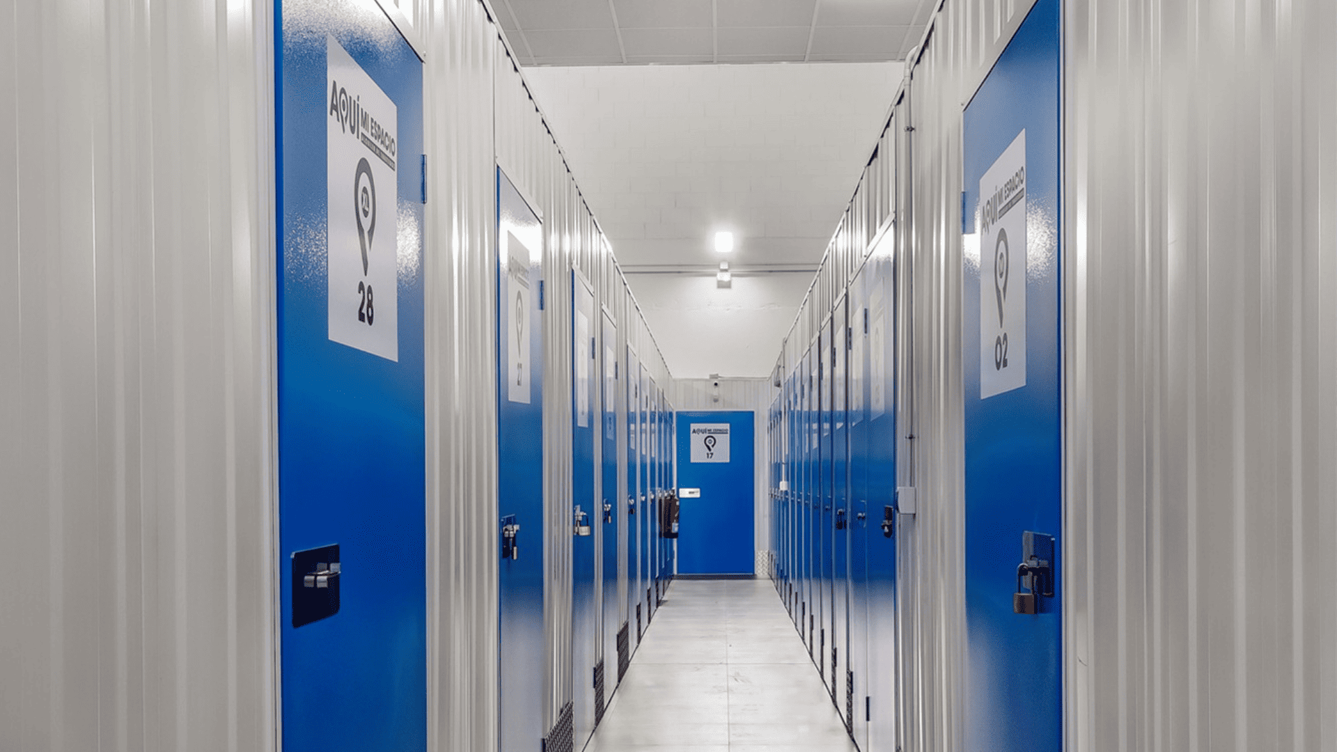 pasillo de trasteros con puertas azules y candados