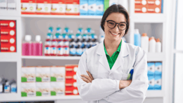 personal de farmacia sonriente ante estanterías