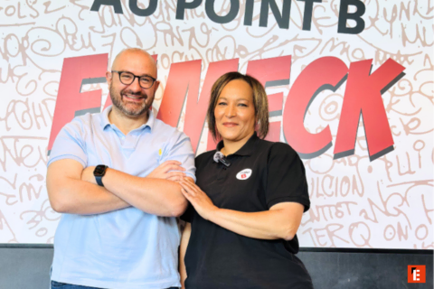duo dÉquipe souriant devant marque rouge