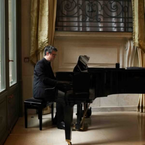 piano noir et pianiste dans salon Élégant