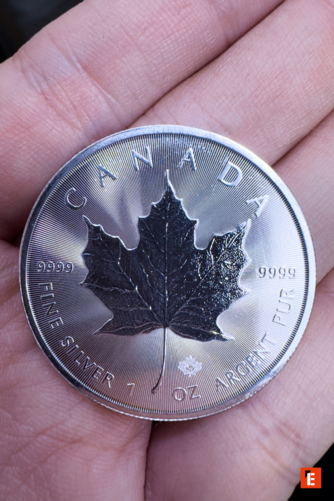 pièce dargent 1 oz canada feuille dÉrable en main