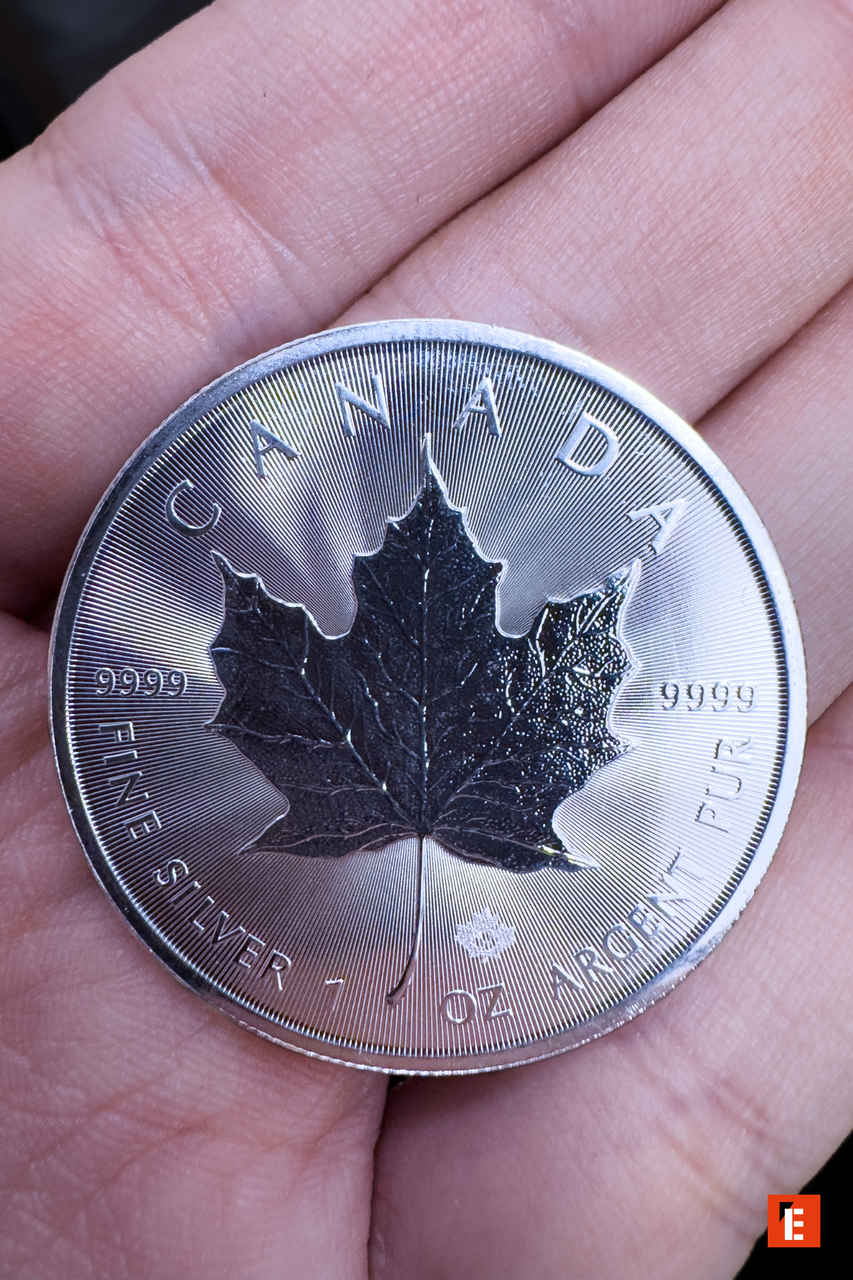 pièce dargent 1 oz canada feuille dÉrable en main