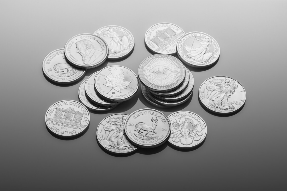 pièces dargent bullion empilées et brillantes