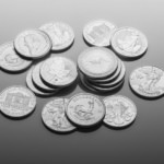 pièces dargent bullion empilées et brillantes
