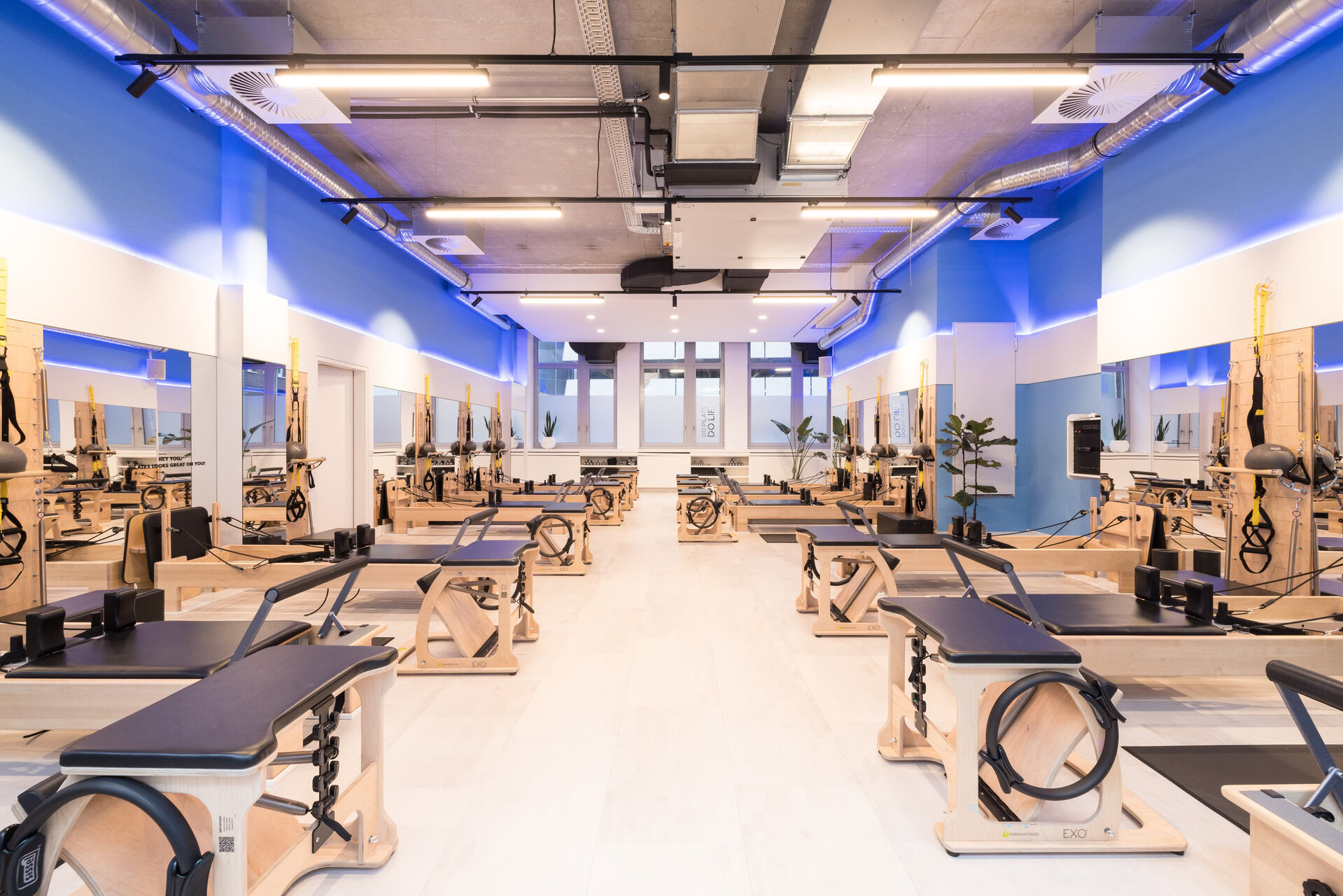 helles pilates studio mit holz reformern und spiegeln