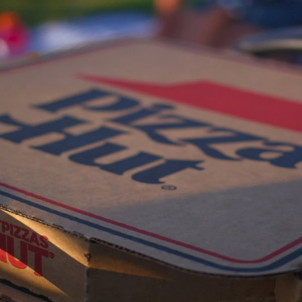 boîtes pizza hut empilées au soleil