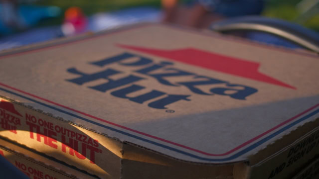boîtes pizza hut empilées au soleil