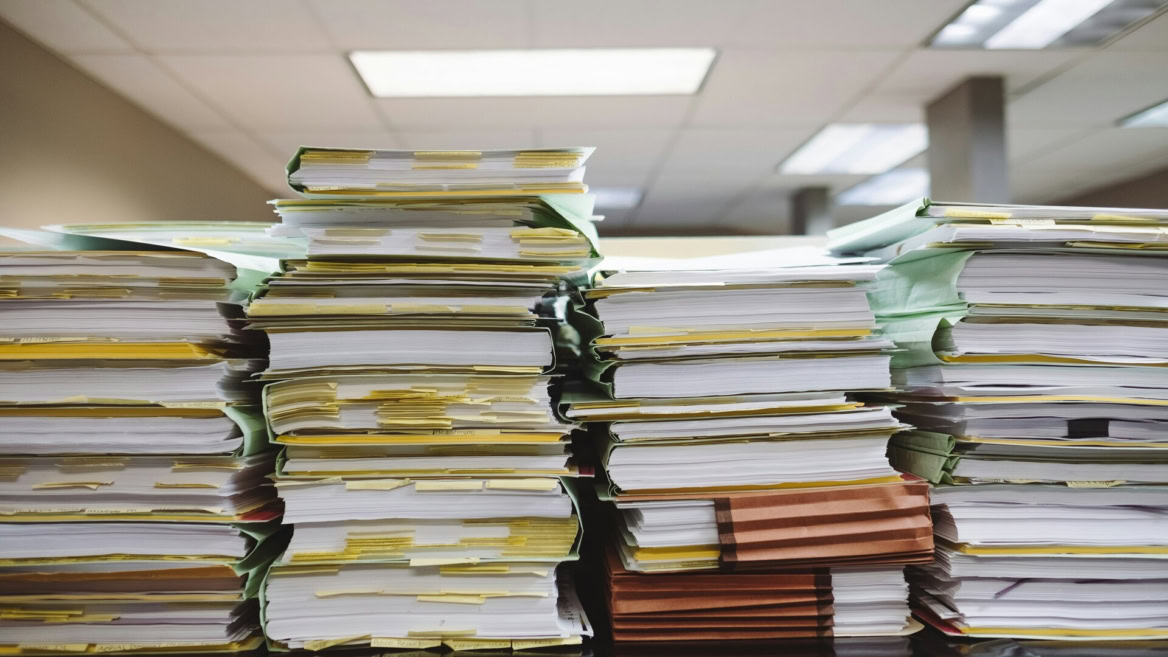 piles de dossiers darchives au bureau