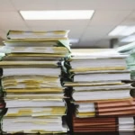 piles de dossiers darchives au bureau