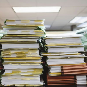 piles de dossiers darchives au bureau