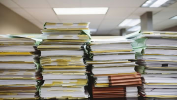 piles de dossiers darchives au bureau
