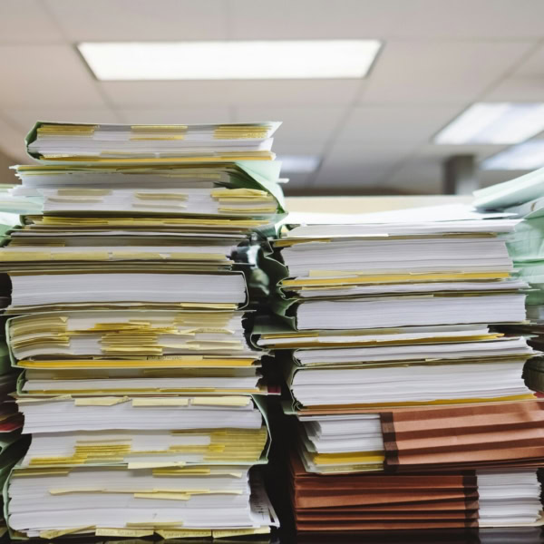 piles de dossiers darchives au bureau