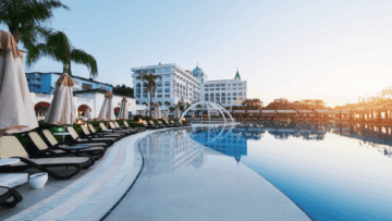 resort de lujo: piscina infinita al amanecer