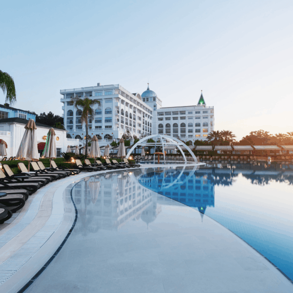 resort de lujo: piscina infinita al amanecer