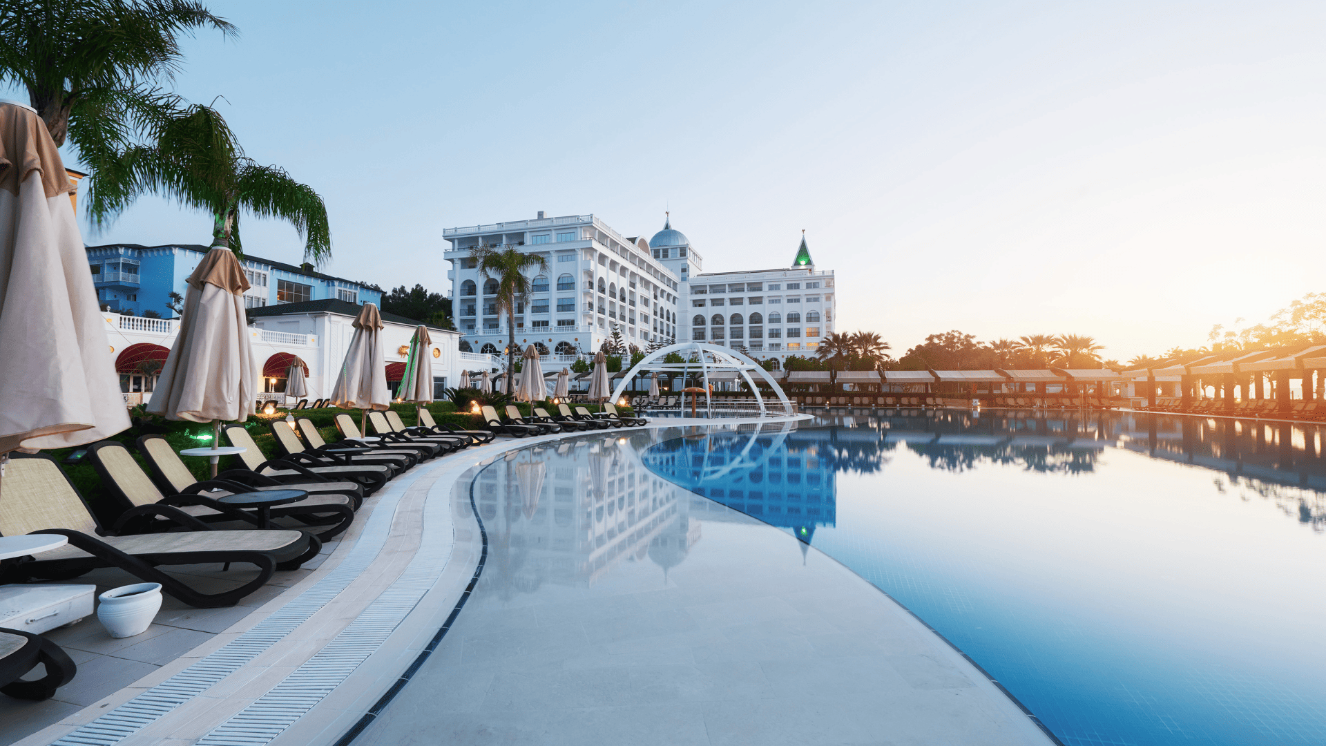resort de lujo: piscina infinita al amanecer