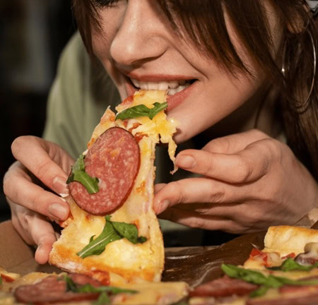 mordisco a pizza de pepperoni y rúcula