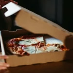 pizza à la mozzarella dans boîte ouverte