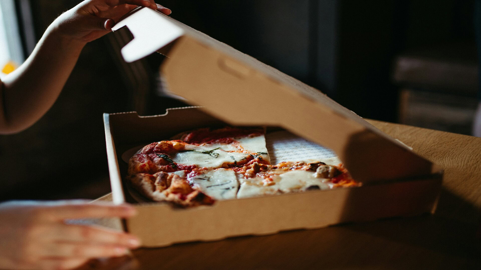 pizza à la mozzarella dans boîte ouverte