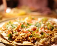 pizza crujiente de masa fina con carne y queso