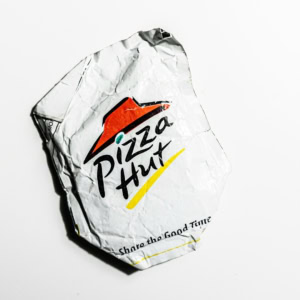 emballage pizza hut froissé sur fond blanc
