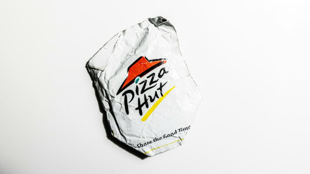 emballage pizza hut froissé sur fond blanc
