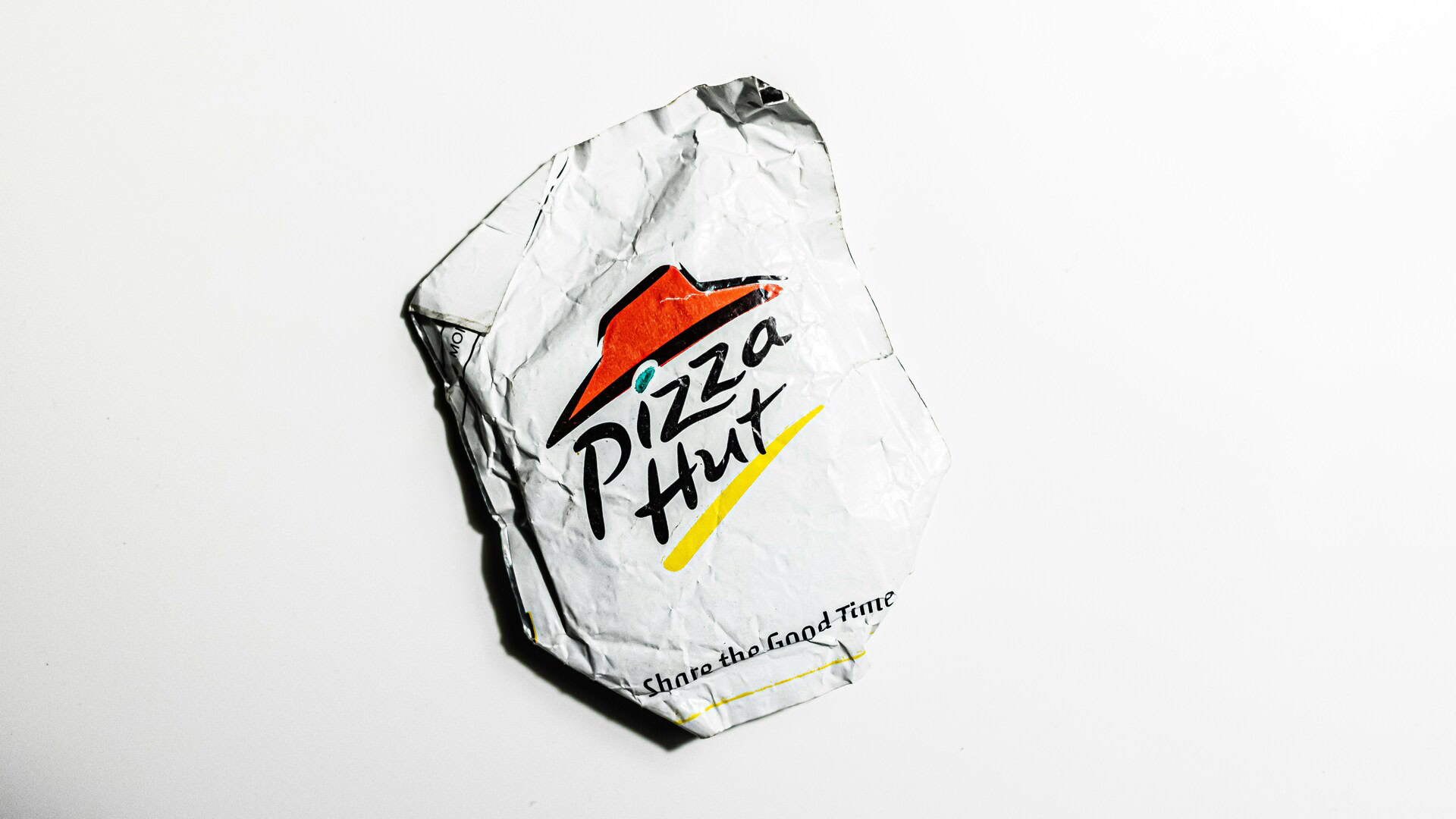 emballage pizza hut froissé sur fond blanc