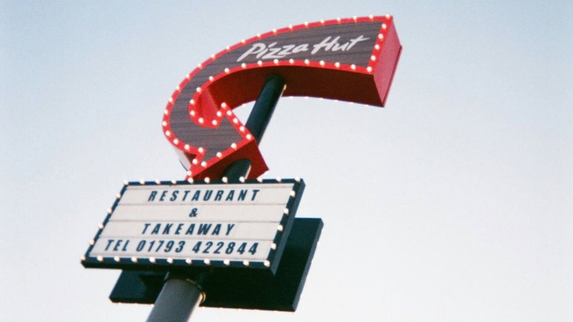 enseigne pizza hut rétro au bord de la route