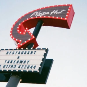 enseigne pizza hut rétro au bord de la route
