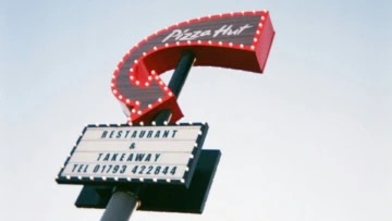 enseigne pizza hut rétro au bord de la route