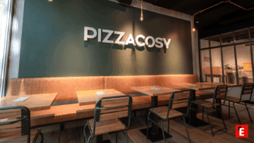 pizzeria cosy: intérieur, banquette et cuisine vitrée