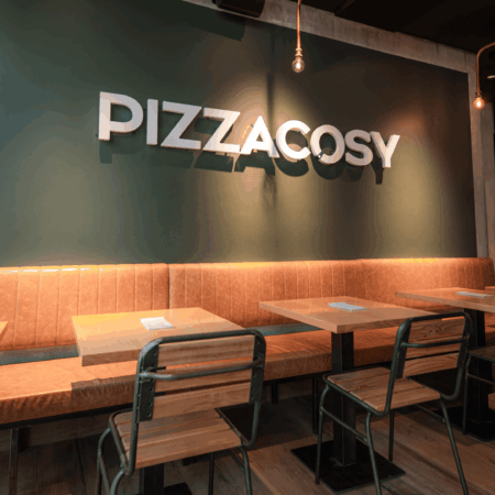 pizzeria cosy: intérieur, banquette et cuisine vitrée