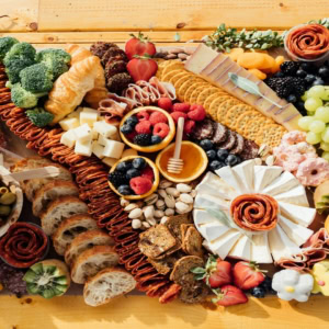 planche gourmande fromages, charcuterie et fruits
