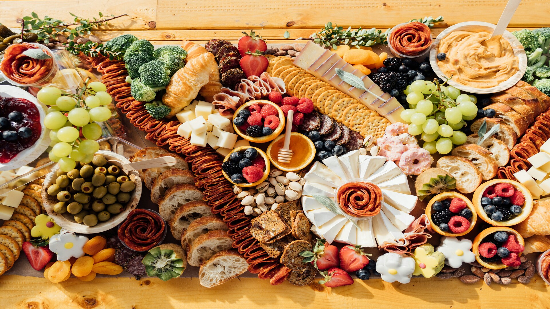 planche gourmande fromages, charcuterie et fruits