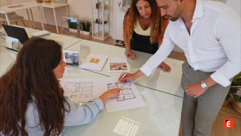 reunión de diseño con plano de oficina