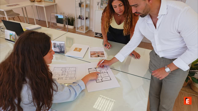 reunión de diseño con plano de oficina