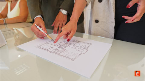 manos sobre plano de vivienda en reunión
