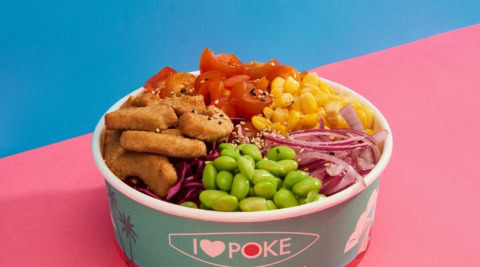 poke bowl estivo con tofu, edamame e cavolo viola