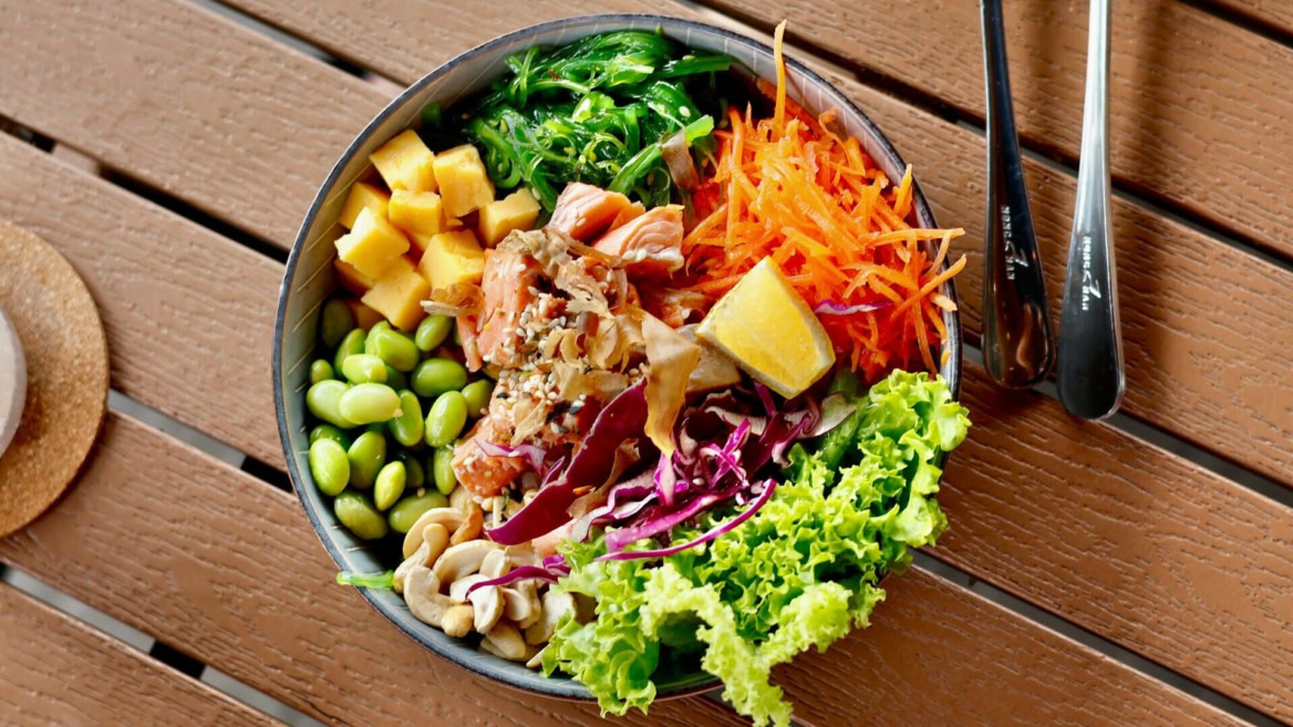 poke bowl salmone e verdure colorate