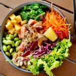 poke bowl salmone e verdure colorate