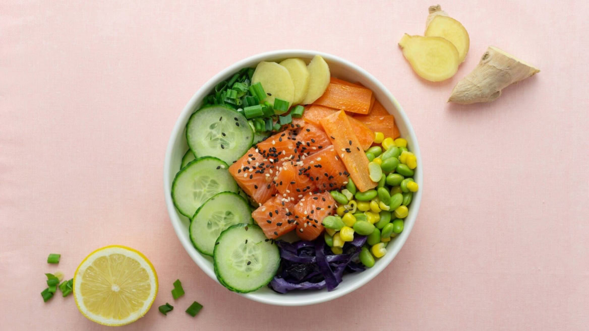 poke bowl salmone e verdure colorate