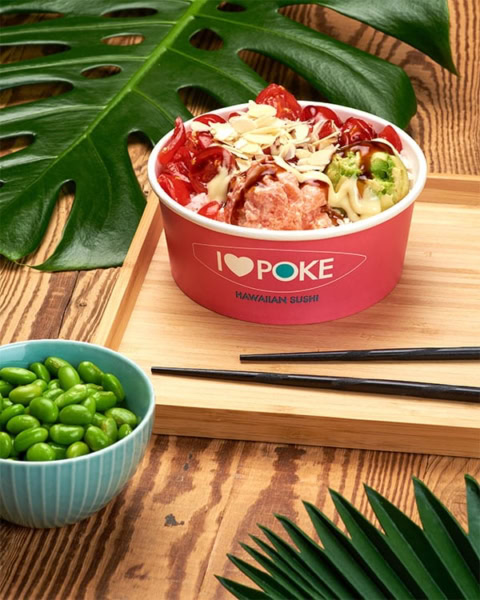 poke bowl avocado, salmone e mandorle croccanti