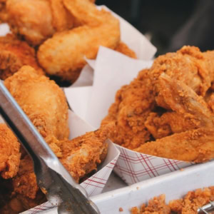 pollo fritto croccante, cibo di strada pronto