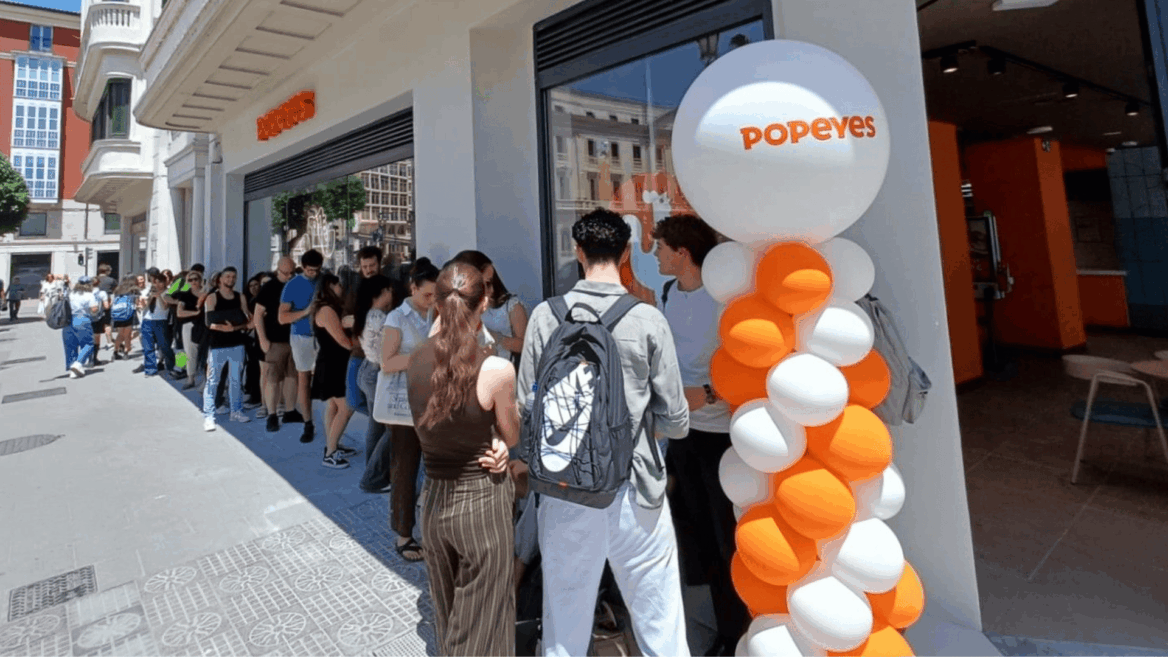 larga cola frente a popeyes con globos